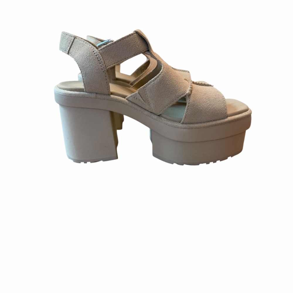 UGG New Heights Platform T-Strap Sandals Mustard Seed Suede Size 8.5 NWOB